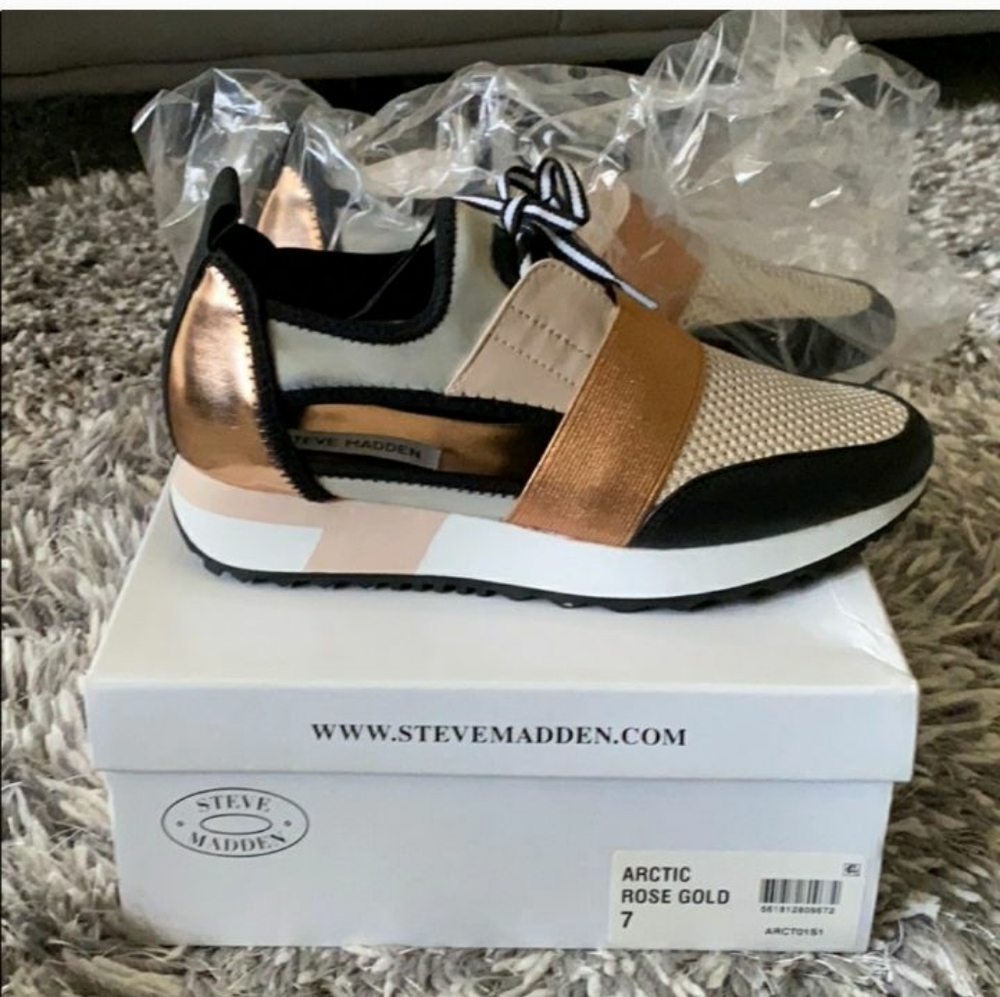 BRAND NEW NEVER WORN Steve Madden Arctic Rose Gold